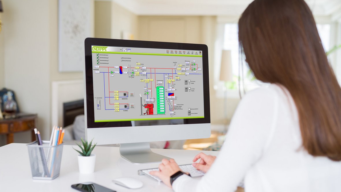 Young woman smiling working using computer and showing a blank s Frau vor ENERPIPE EControl Visualisierung