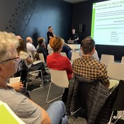 Vortrag in Regensburg. Niels Alter von ENERPIPE referiert über Wärmenetze